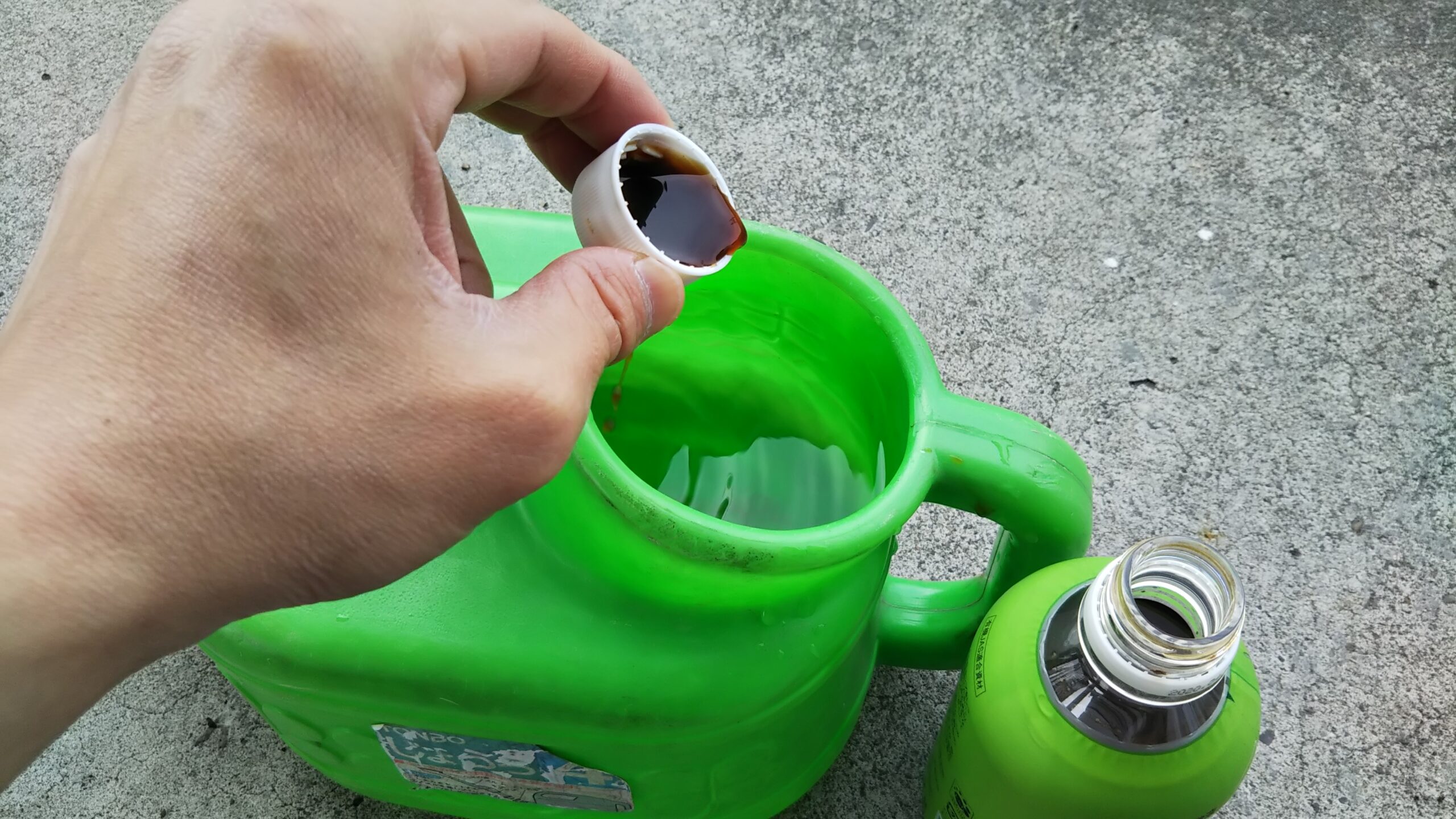 ジョウロにキャップ1杯程度を薄めて水やり