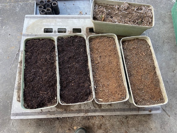 4つの条件でEMボカシⅡ型と草堆肥を表面に置いた状態